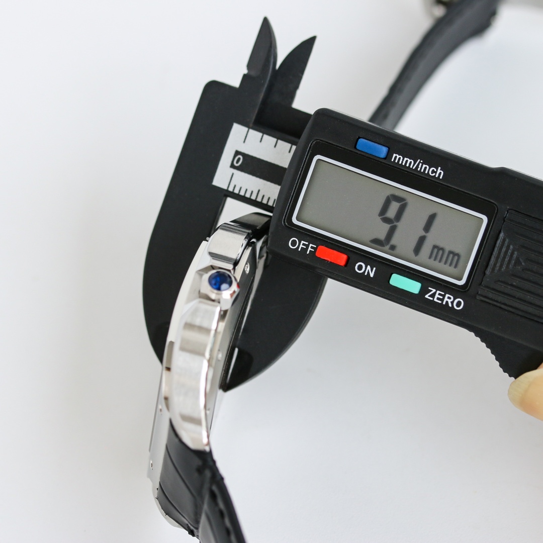 Measurement of the thickness of the Taiwan Factory Super Clone Cartier Santos silver case replica watch, showing 9.1mm.