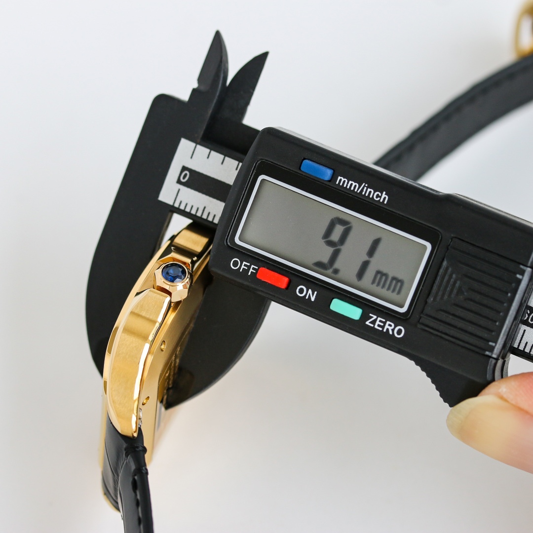 Measurement of the thickness of the BVF Super Clone Cartier Santos gold case replica watch, showing 9.1mm.