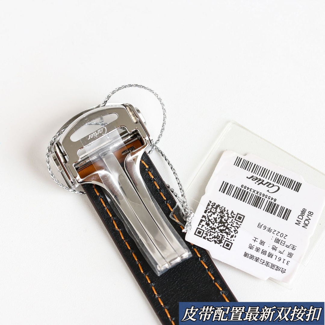 Close-up of the silver deployment clasp of the BVF Super Clone Cartier Santos replica watch, accompanied by a tag with product details.